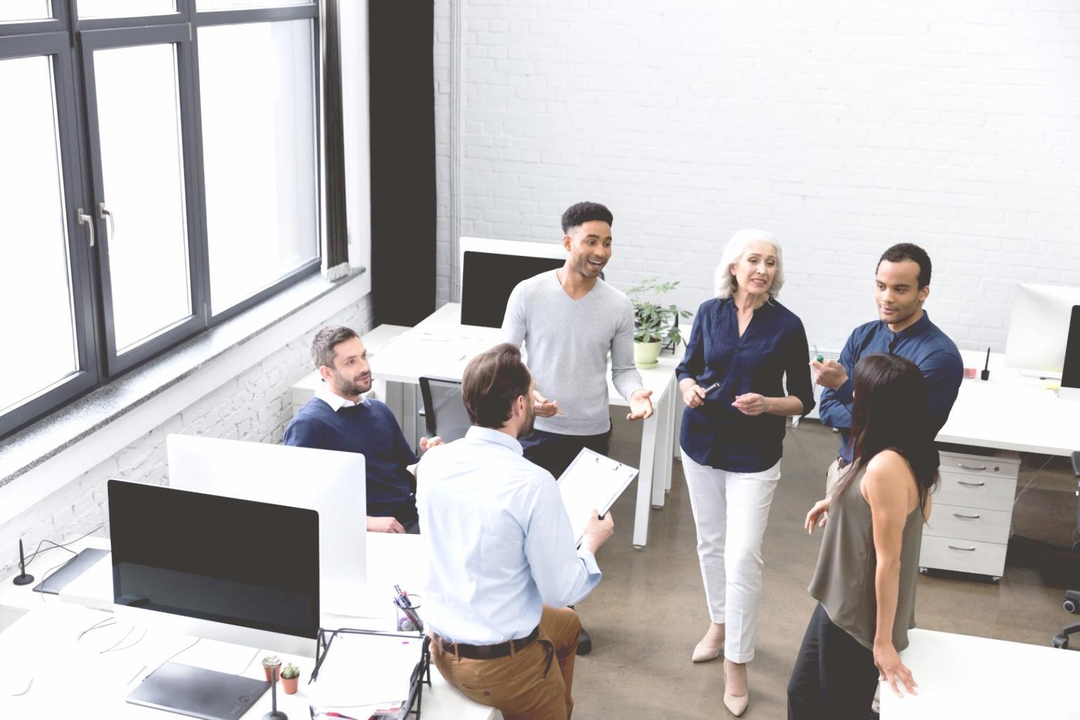 Professionelle Finanzberatung in modernem Büro mit persönlicher Atmosphäre