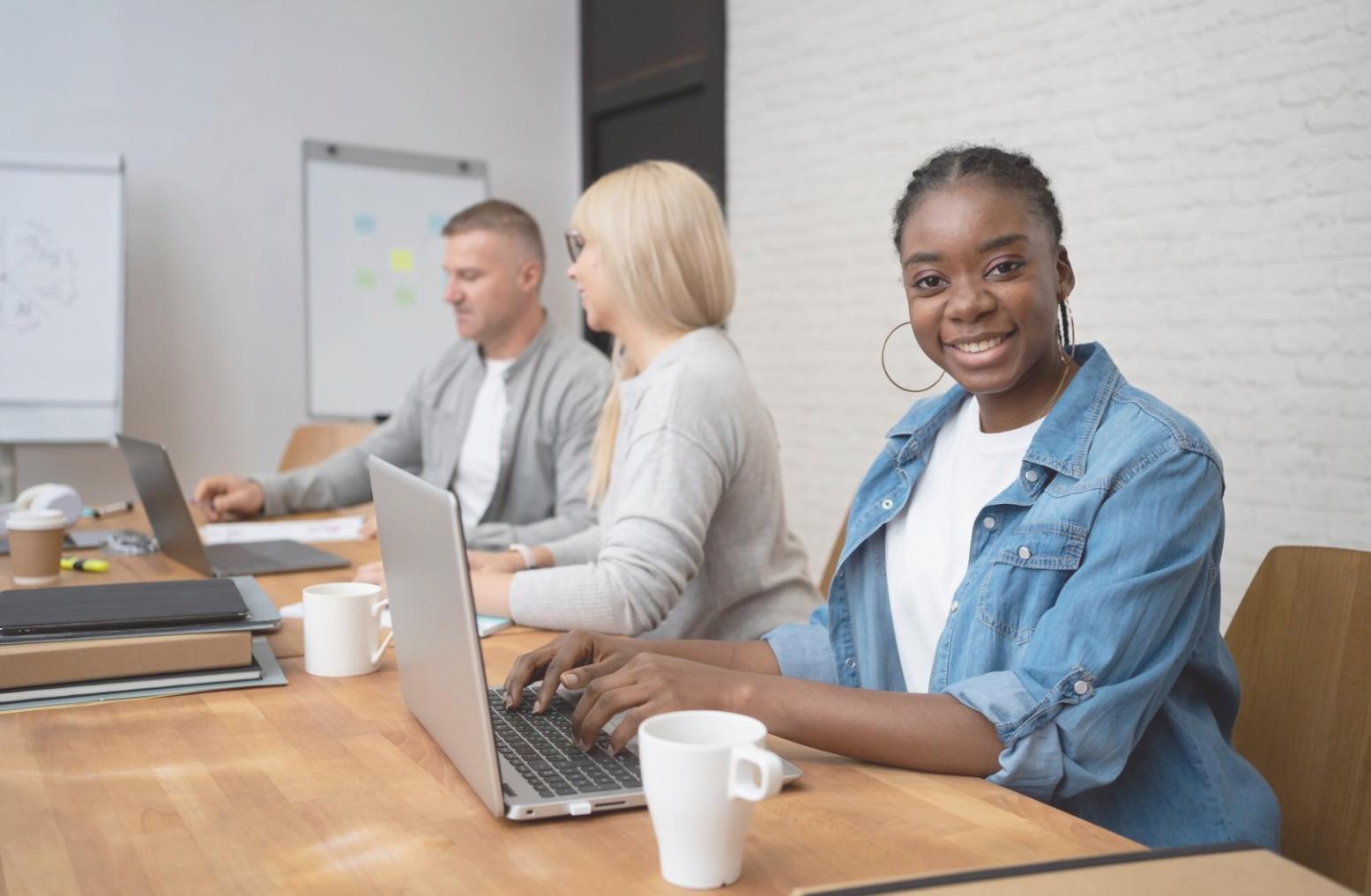 Finanzplanung mit übersichtlichen Notizen und Dokumenten
