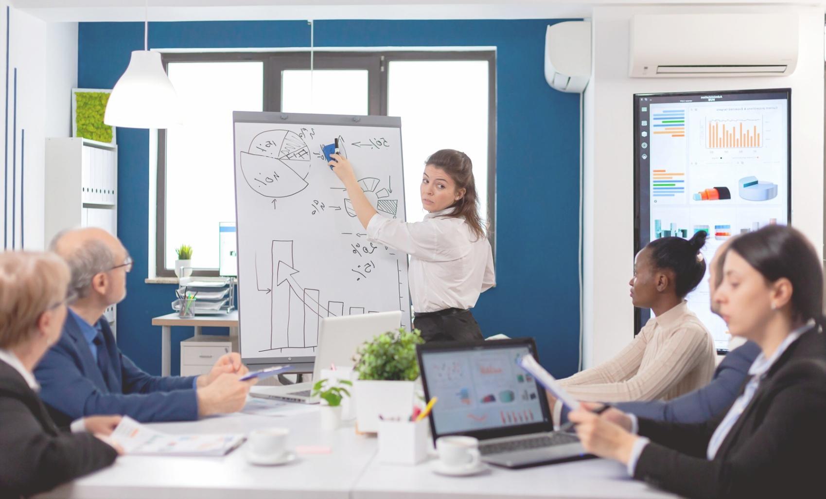 Teilnehmer in einem unserer Workshops beim gemeinsamen Erarbeiten von Finanzstrategien